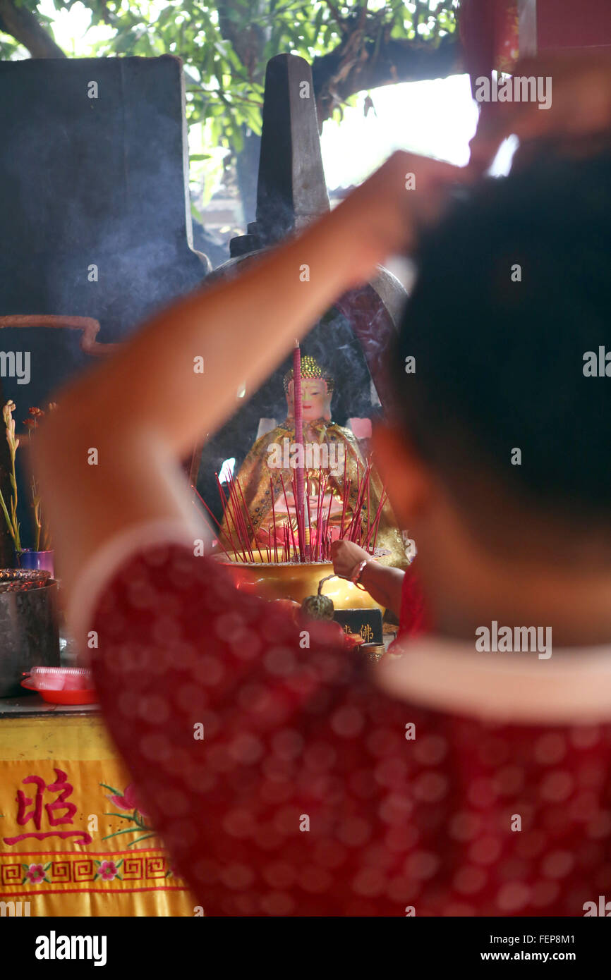 Bogor, Indonesia. Il giorno 08 Febbraio, 2016. I confuciani andato Vihara Buddha Dharma & 8 Pho Sat sono situati in zone Parung, Bogor, West Java, è venuto a pregare nella celebrazione del nuovo anno cinese 2016. © Natanael Pohan/Pacific Press/Alamy Live News Foto Stock