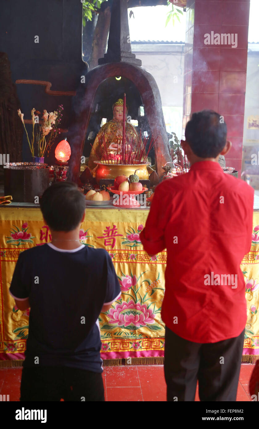 Bogor, Indonesia. Il giorno 08 Febbraio, 2016. I confuciani andato Vihara Buddha Dharma & 8 Pho Sat sono situati in zone Parung, Bogor, West Java, è venuto a pregare nella celebrazione del nuovo anno cinese 2016. © Natanael Pohan/Pacific Press/Alamy Live News Foto Stock