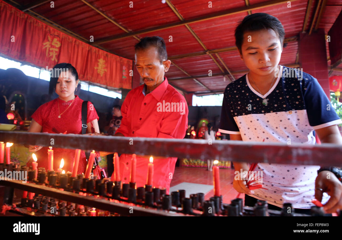 Bogor, Indonesia. Il giorno 08 Febbraio, 2016. I confuciani andato Vihara Buddha Dharma & 8 Pho Sat sono situati in zone Parung, Bogor, West Java, è venuto a pregare nella celebrazione del nuovo anno cinese 2016. © Natanael Pohan/Pacific Press/Alamy Live News Foto Stock