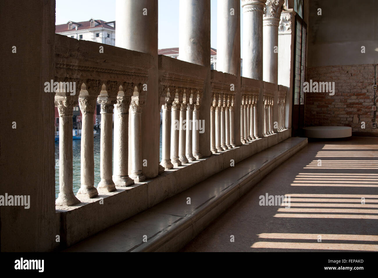 Balcone colonne ed archi con le ombre che si affaccia sul Canal Grande Ca' d'Oro Venezia Italia Foto Stock
