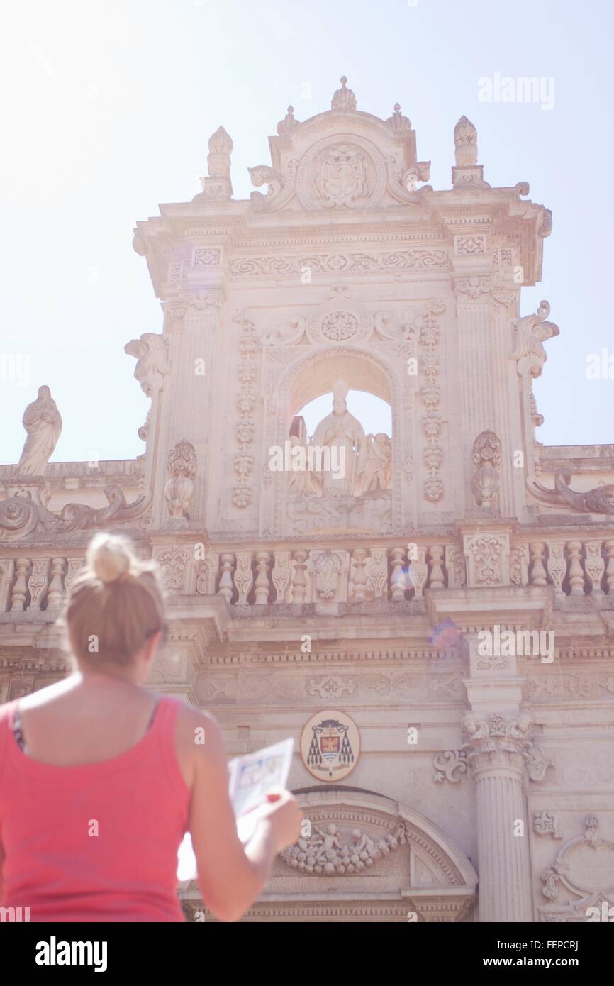 Donna dalla cattedrale, Lecce, Puglia, Italia Foto Stock