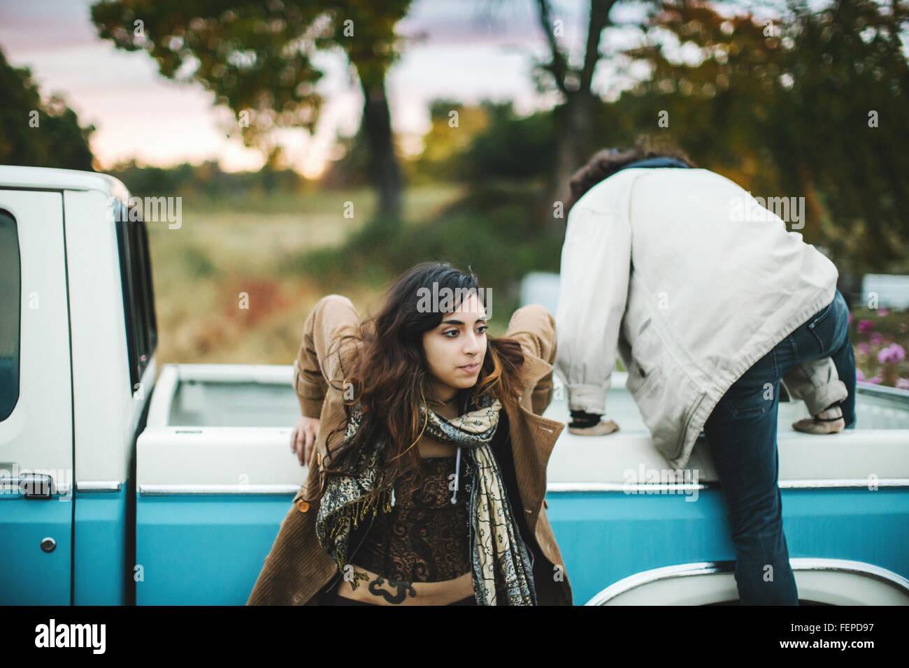 Coppia giovane di entrare nel retro del carrello Foto Stock
