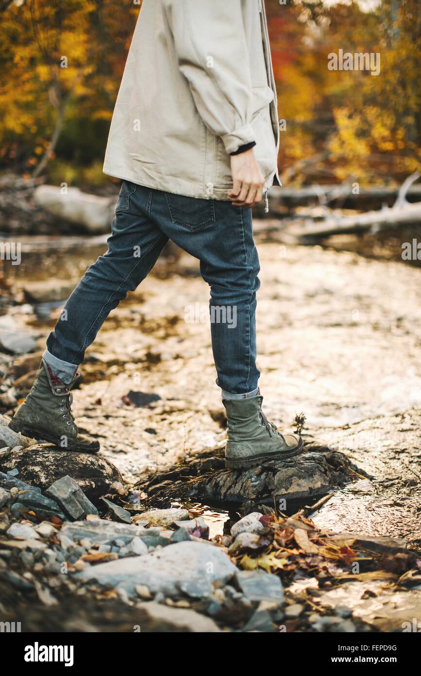 Giovane uomo a camminare all'aperto, sezione bassa Foto Stock