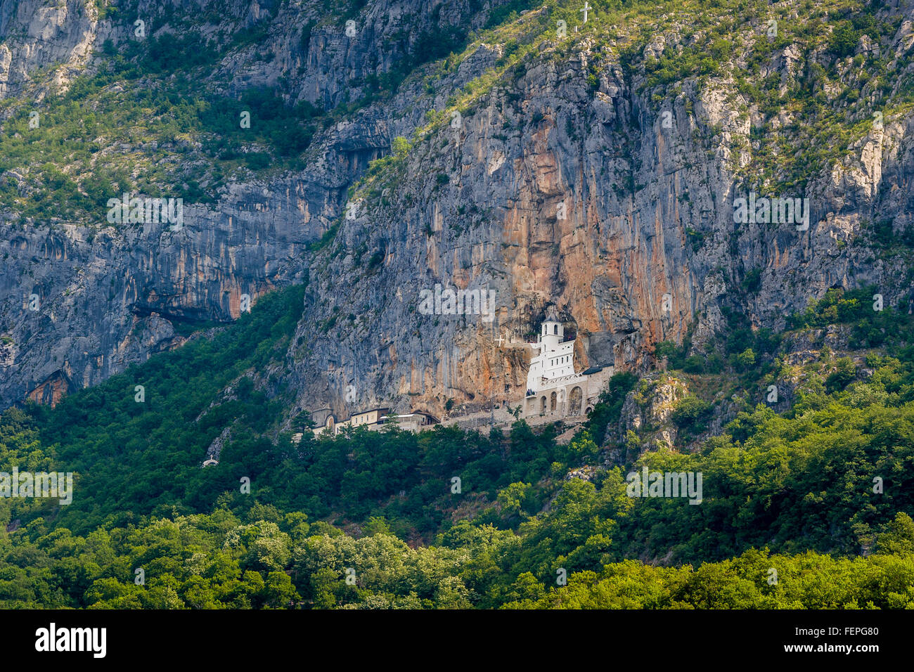Monastero di Ostrog in montagna Foto Stock