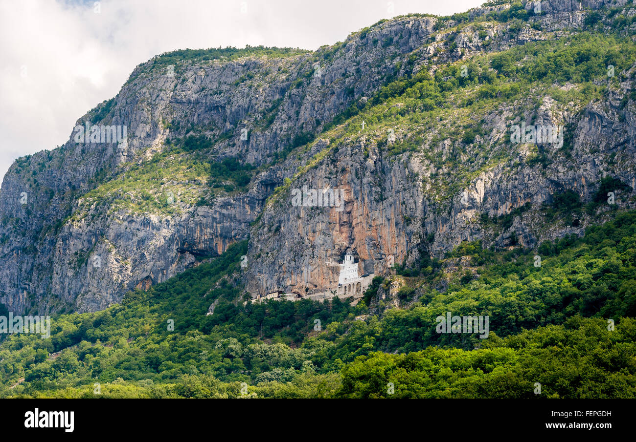 Paesaggio di montagna con il monastero di Ostrog Foto Stock