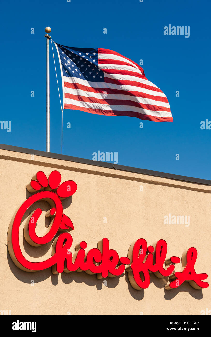 Bandiera americana sventola sopra un Pulcino-fil-A di Marietta in Georgia. Chick-fil-a è America's top-rated rapido-servire ristorante della catena. Foto Stock