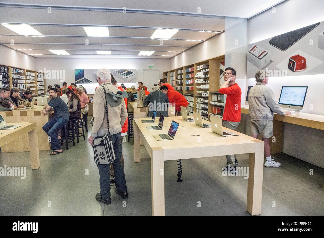 Interno del negozio Apple Store in esclusivo Las Encantadas Shopping Center con la classe seduti a sinistra & più anziani prodotto di navigazione Foto Stock