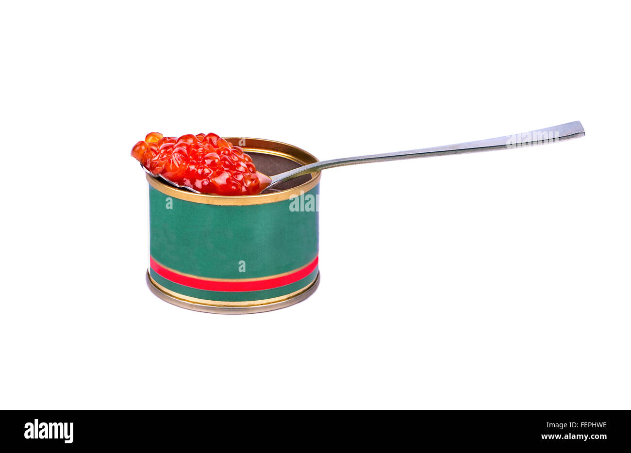 Barattolo di latta con un cucchiaio colmo di rosso salmone caviale su sfondo bianco Foto Stock