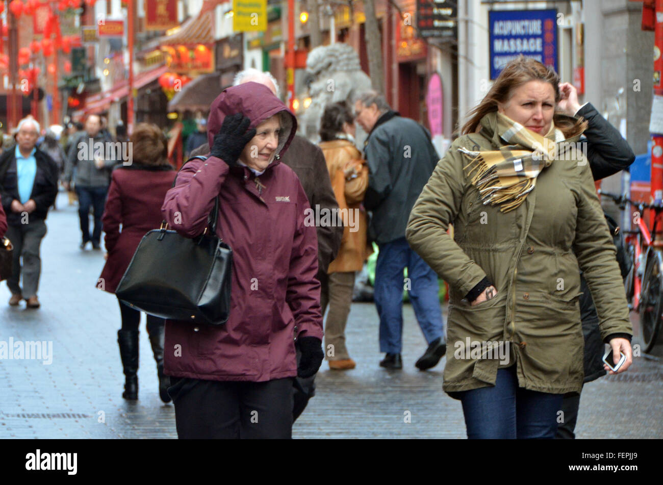 Londra, UK, 8 febbraio 2016, forte pioggia e forte vento in Gerrard Street a Chinatown nel centro di Londra come tempesta Imogen copre il Regno Unito. Credito: JOHNNY ARMSTEAD/Alamy Live News Foto Stock