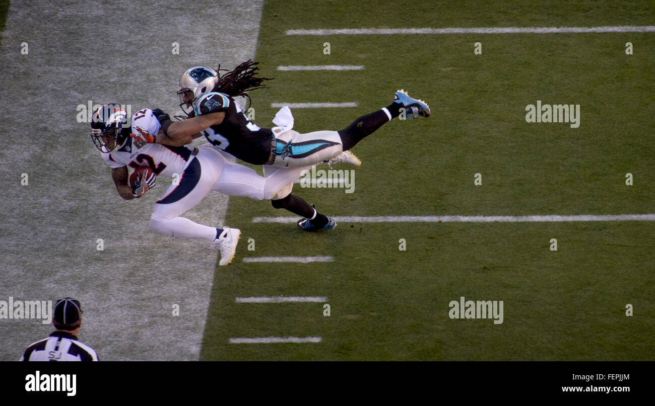 Febbraio 7, 2016 - Santa Clara, CA, Stati Uniti d'America - Broncos wide receiver Andre Caldwell (12) viene spinto fuori dai limiti da pantere libero di sicurezza Tre Boston (33) durante il Super Bowl 50 a Levi's Stadium di Santa Clara, California, Domenica, 7 febbraio 2016. (Credito Immagine: © Manny Crisostomo/Sacramento Bee via ZUMA filo) Foto Stock