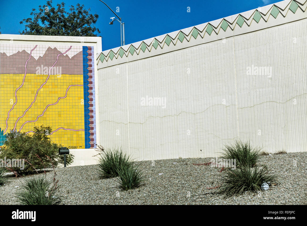Parte del rosso vivace giallo blu abstract piastrella murale suggerendo deserto montagna motif sulla Interstate 10 cavalcavia sottopassaggio Arizona Foto Stock