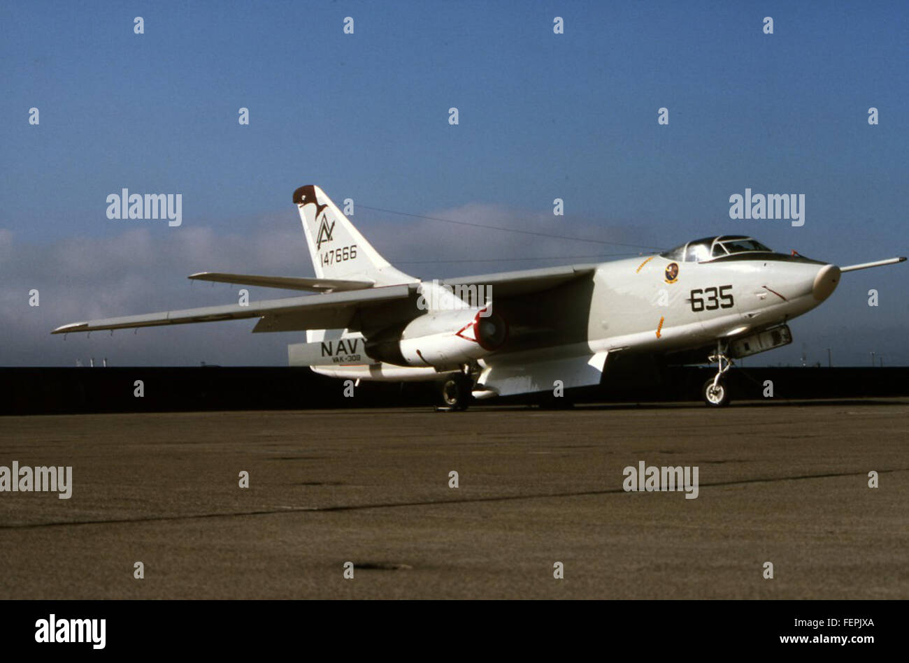 Il Douglas KA-3B Sky Warrior (147648) del VAK-208 con sede al NAS Alameda, fotografato l'8 agosto 1982. Lo Sky Warrior era un velivolo di rifornimento utilizzato dalla Marina degli Stati Uniti, che forniva un supporto critico in volo a vari aerei durante le operazioni. Foto Stock
