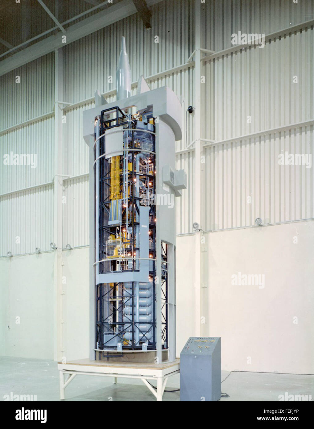 Questo modello dettagliato in scala 1:10 mostra il missile Silo 34 pronto per il lancio. Rappresenta la precisione tecnica coinvolta nei sistemi di lancio di missili durante la Guerra fredda. Foto Stock