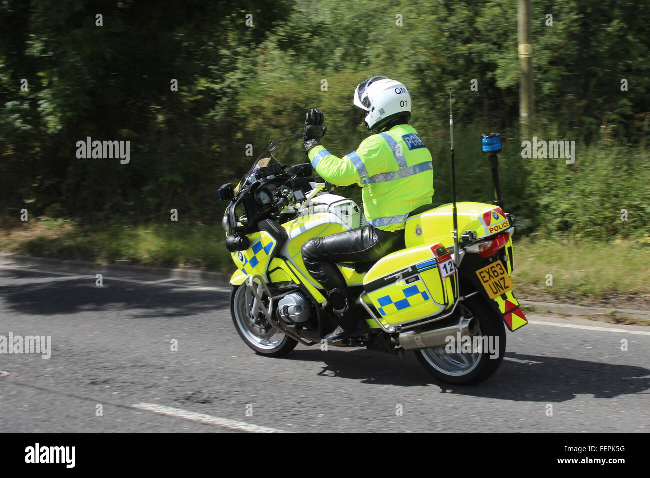 Essex polizia moto ufficiale di pattuglia in sella a una motocicletta di polizia lungo una strada nel 2014. Foto Stock