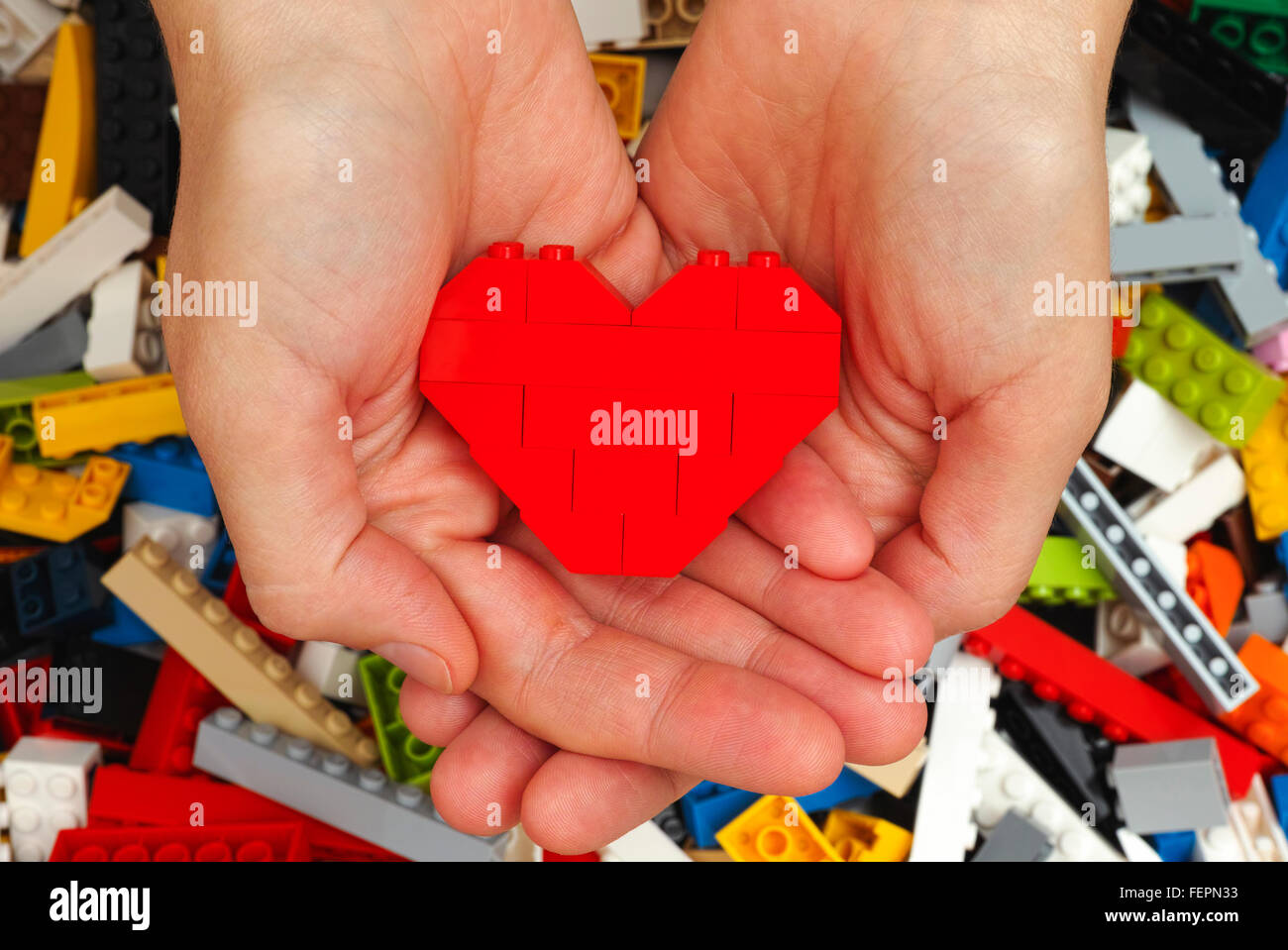 Tambov, Federazione Russa - Settembre 07, 2015 Lego cuore rosso nel bambino  le palme con Lego Duplo blocchi dello sfondo. Studio shot Foto stock - Alamy