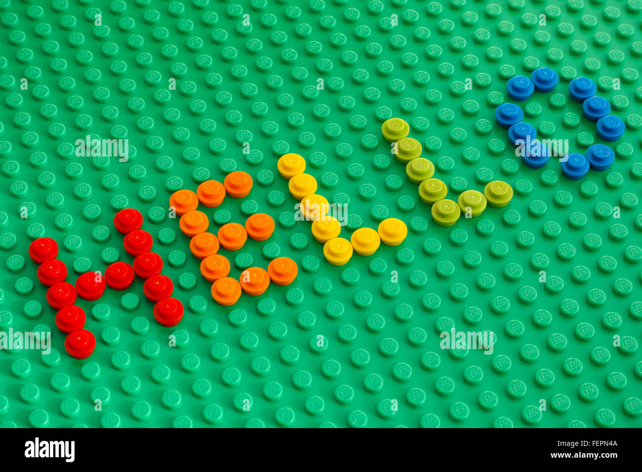 Tambov, Federazione Russa - 24 gennaio 2016 parola Hello compitare dal round di LEGO Bricks 1x1 sulla piastra di base verde. Studio shot. Foto Stock