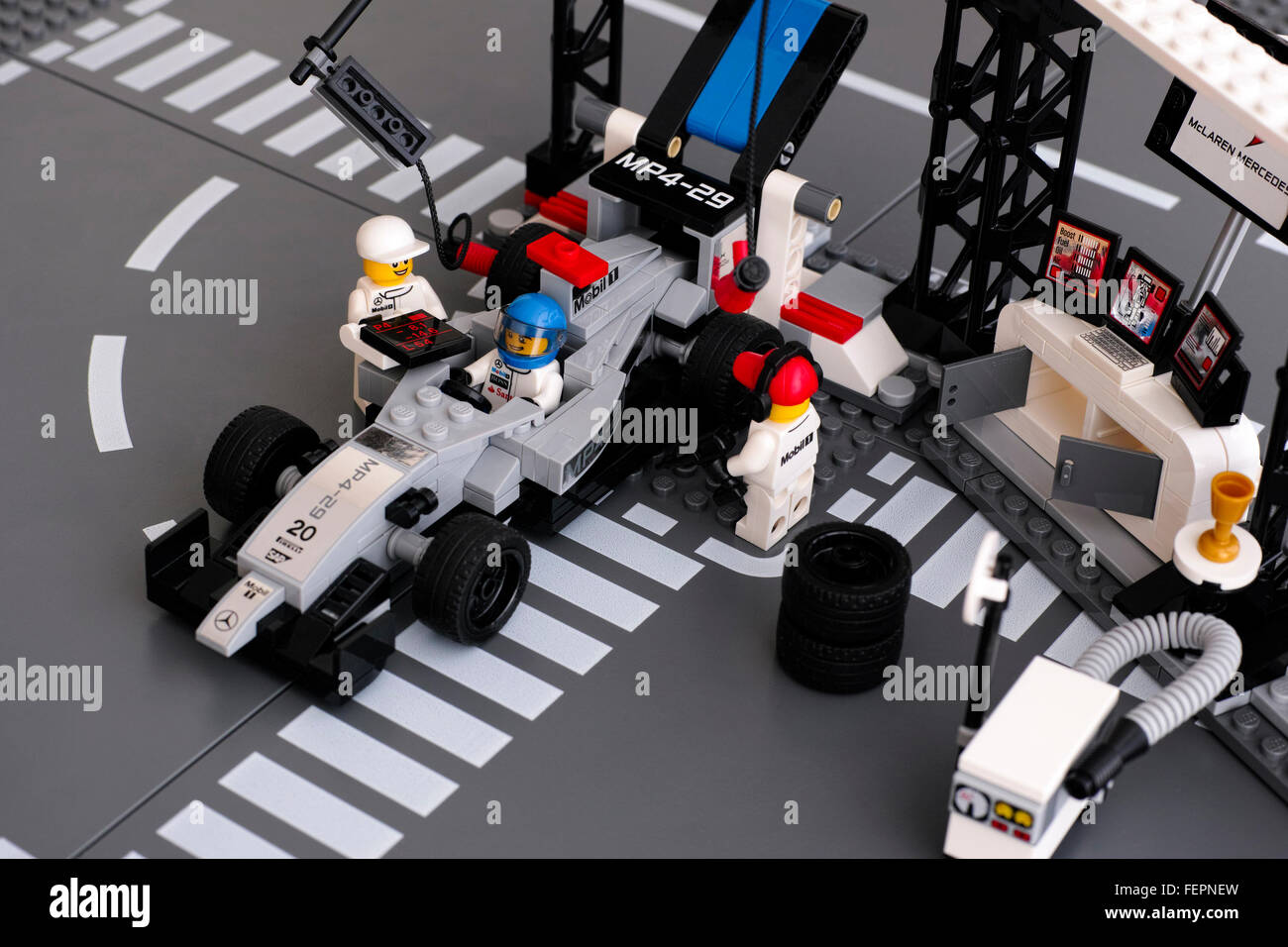 Lego MP4-29 race car in McLaren Mercedes Pit-stop dalla velocità di LEGO Champions con attrezzata convertible pit-stop con equipaggio. Foto Stock