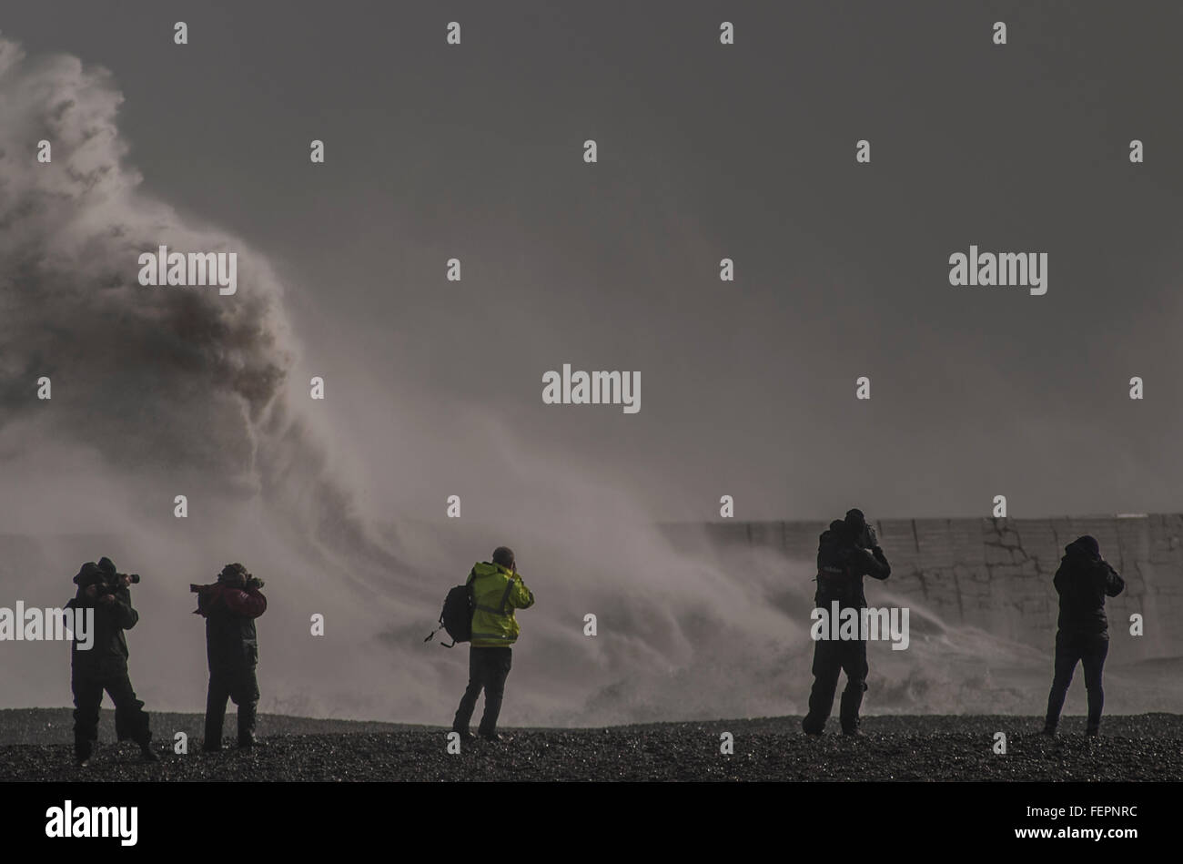 Newhaven, East Sussex, Regno Unito. 8th febbraio 2016. La forza della tempesta Imogen scola la costa meridionale . Foto Stock