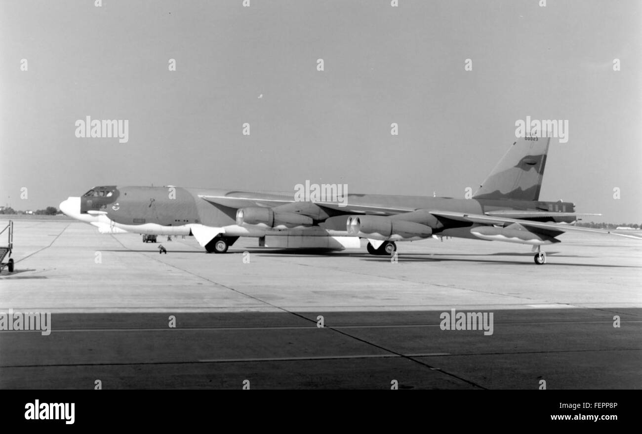 Il Boeing B-52H Stratofortress, visto qui a Eglin AFB nel 1982, è un bombardiere strategico a lungo raggio che è stato una parte fondamentale dell'arsenale dell'aeronautica militare statunitense dagli anni '1950 Il suo ruolo nella deterrenza nucleare e nella guerra convenzionale lo ha reso un iconico aereo militare. Foto Stock