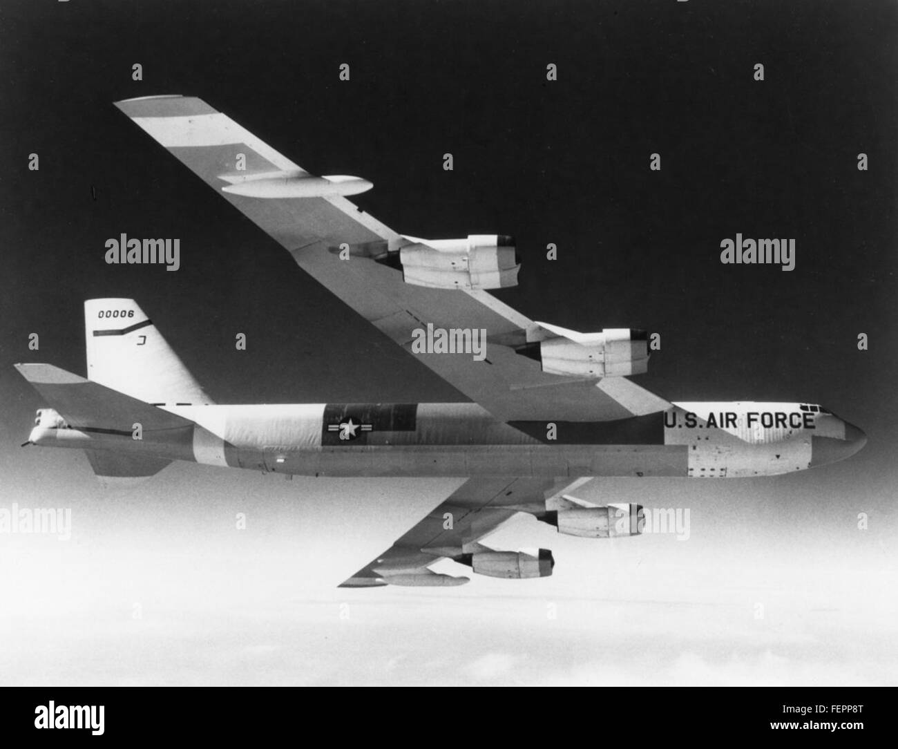 Il Boeing B-52 Stratofortress, in particolare la variante B-52H, è un bombardiere strategico a lungo raggio utilizzato dalla U.S. Air Force. Questa foto, scattata da Boeing, mostra il design robusto dell'aereo e il suo ruolo nella storia dell'aviazione militare. Foto Stock