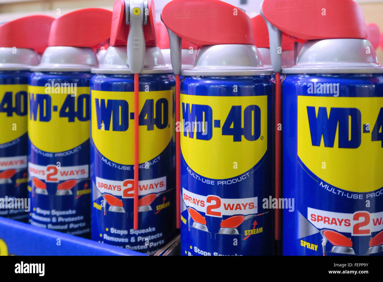 Display del negozio, WD-40 dell'olio penetrante lattine, STATI UNITI D'AMERICA Foto Stock