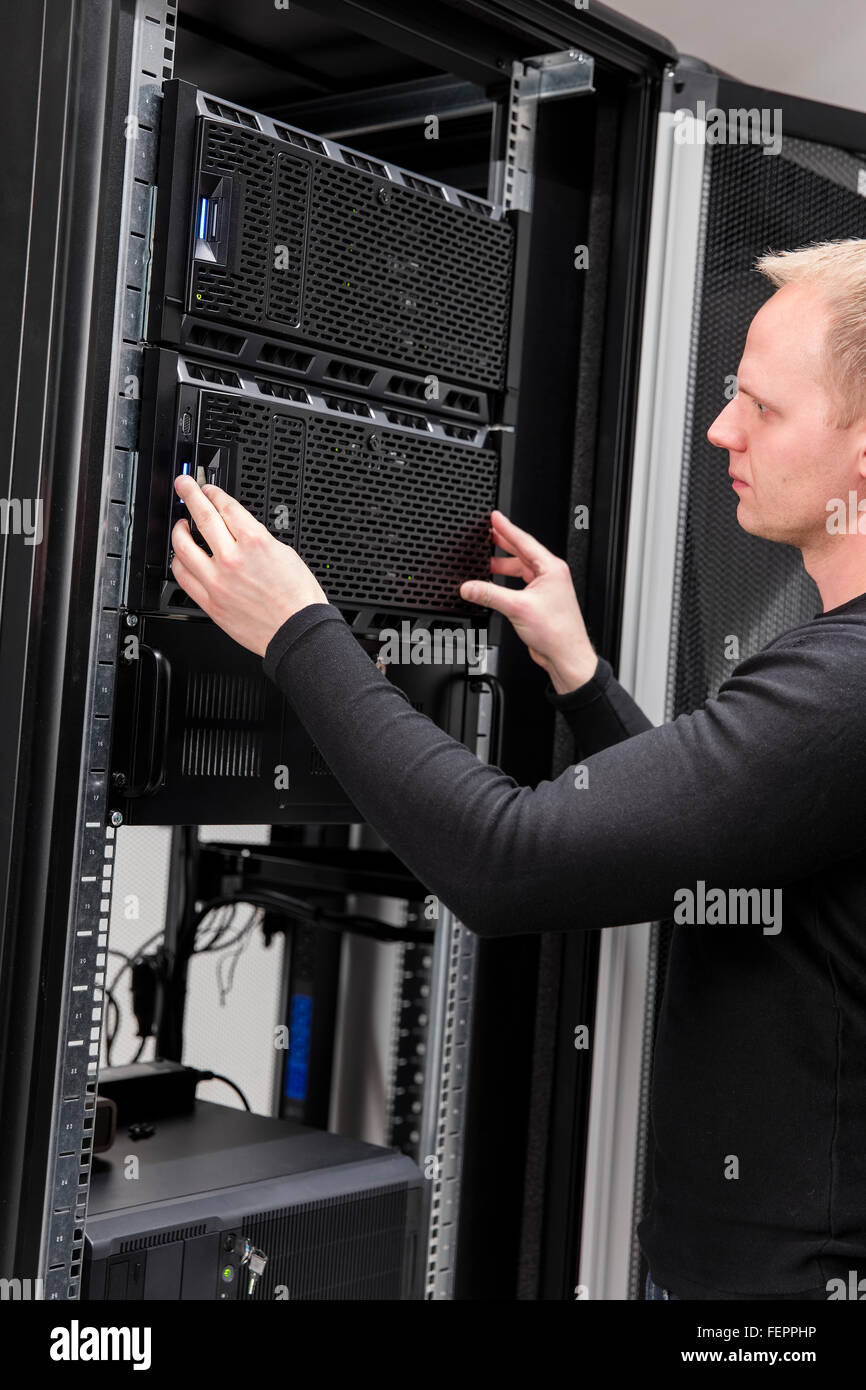 Consulente IT di installare server nel data center Foto Stock