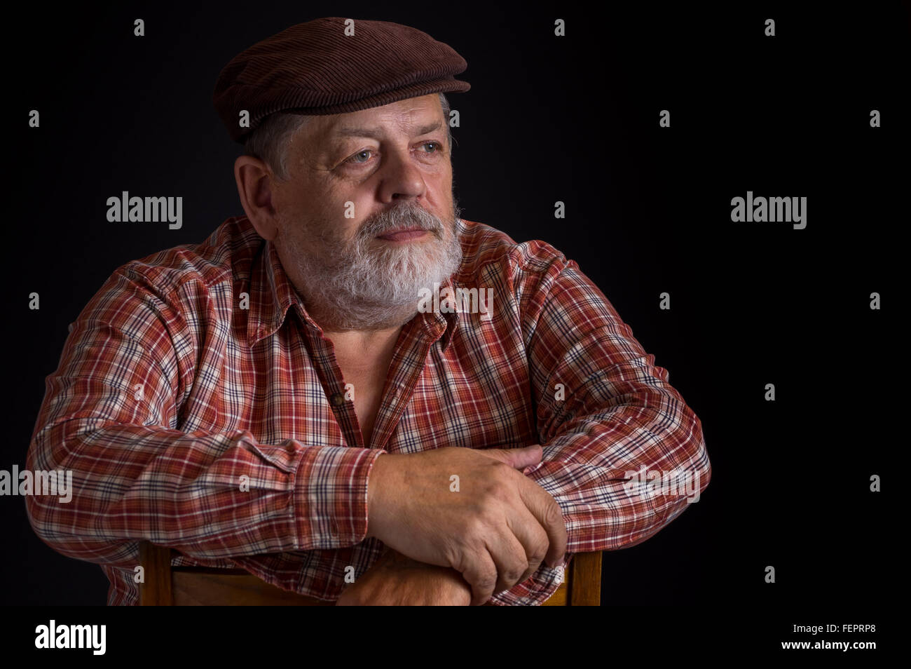 Ritratto di anziani contadini ucraini indossando controllato camicia e  berretto in chiave di basso Foto stock - Alamy