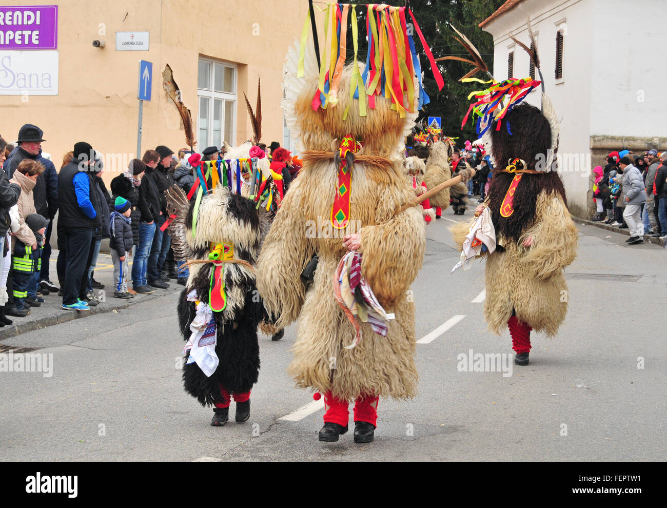 Ptuj, Slovenia - 7 Febbraio 2016 - carnevale tradizionale con figure tradizionali, noto come kurent o korent in Ptuj, Slovenia Foto Stock