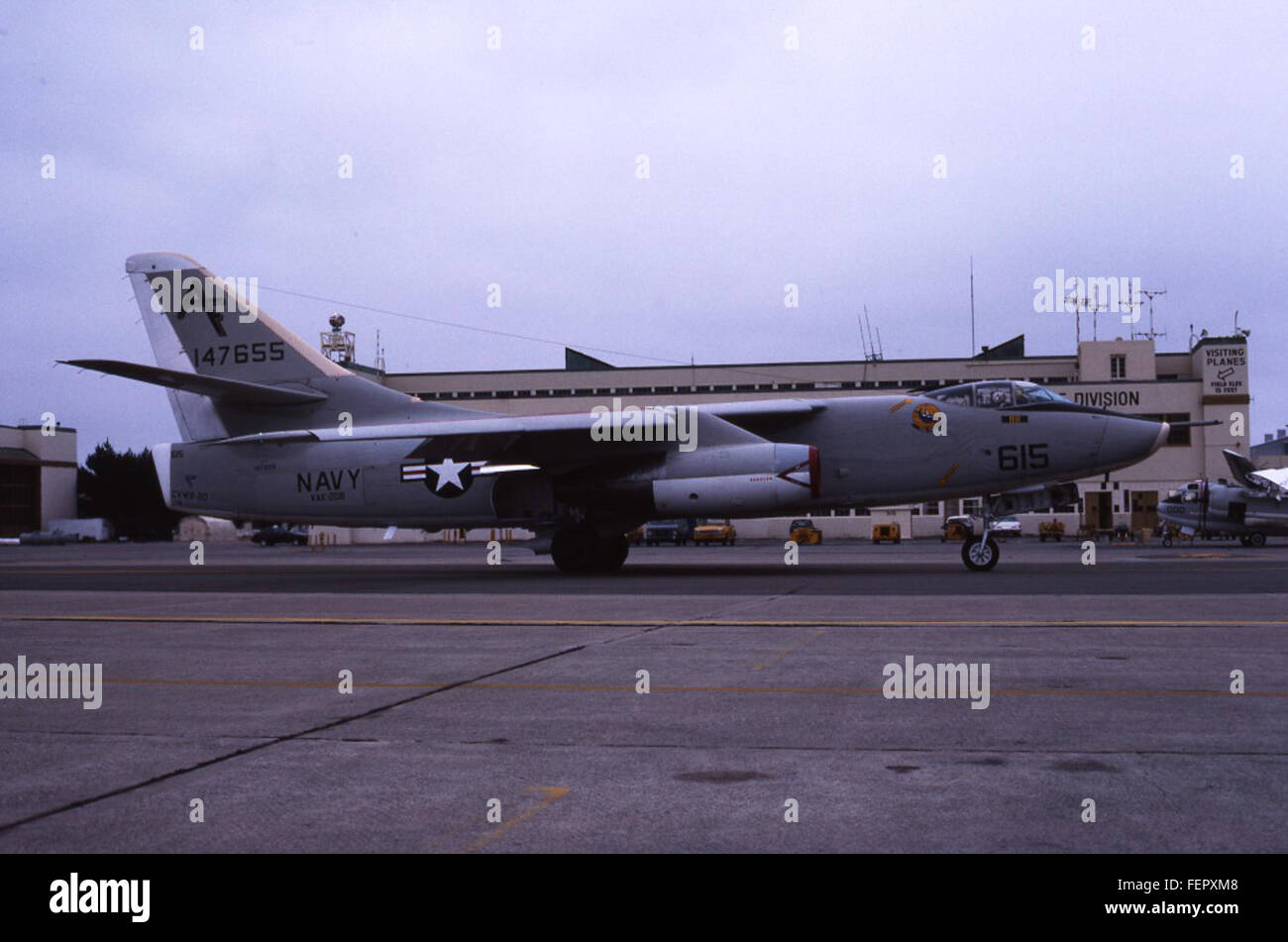 Il Douglas KA-3B Sky Warrior, coda numero 147655, era un velivolo di rifornimento in aria utilizzato dalla Marina degli Stati Uniti. Questa foto, scattata al NAS Alameda il 25 luglio 1982, cattura l'aereo in azione con lo squadrone VAK-208. Foto Stock