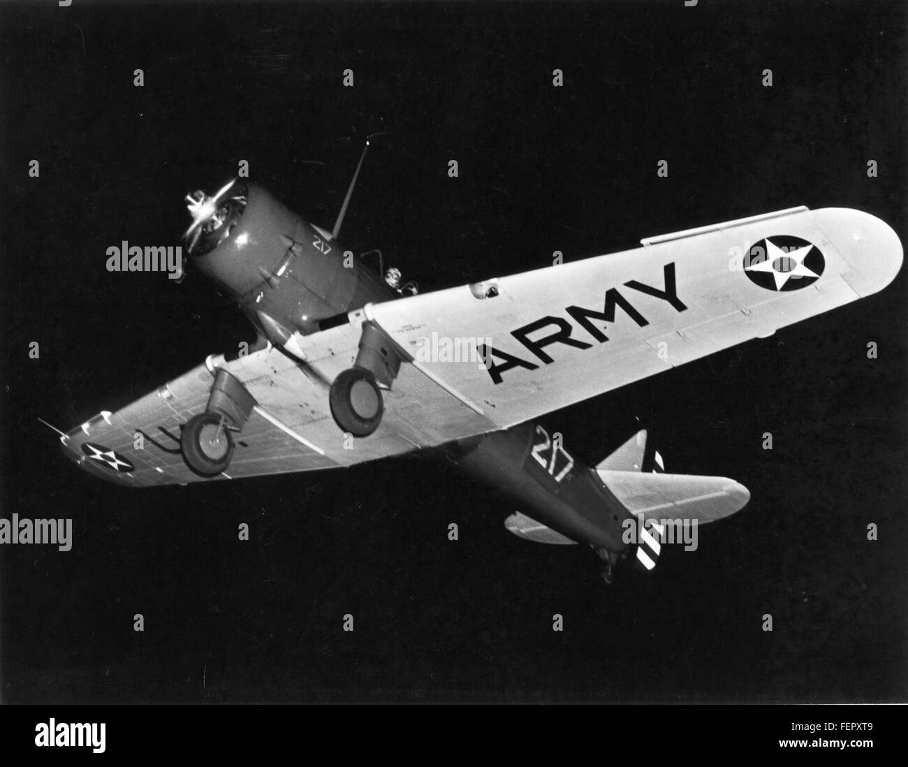 Questa vista notturna del North American BT-9, un velivolo da addestramento fondamentale degli anni '1930, mostra il suo design e il suo ruolo nella storia dell'aviazione militare durante il suo servizio nell'esercito degli Stati Uniti. Foto Stock
