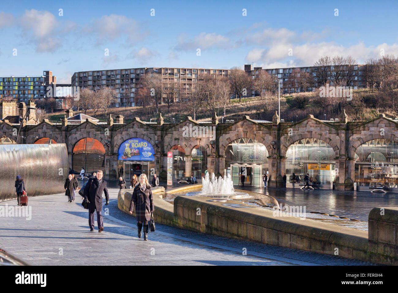 La gente a piedi attraverso il piazzale della stazione di Sheffield, South Yorkshire, Inghilterra, Regno Unito, su una soleggiata giornata invernale. Foto Stock