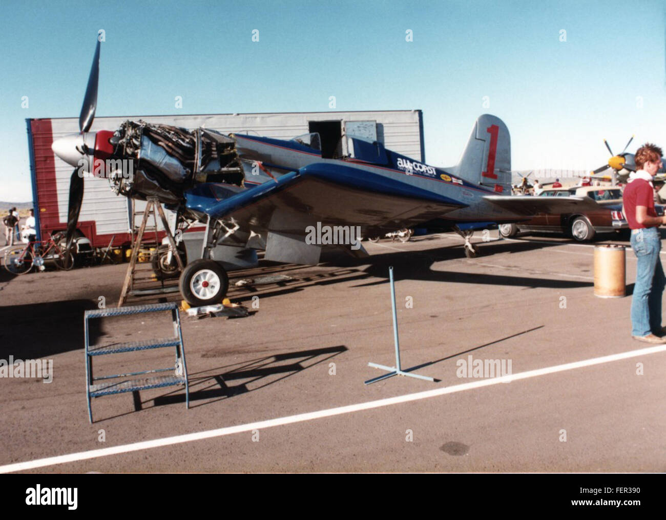 Il Chance Vought F4U Corsair, con numero di registrazione N31518, era un rinomato aereo da caccia della seconda guerra mondiale. Conosciuta per le sue distintive ali ali di gabbiano rovesciate, era una risorsa chiave per la Marina degli Stati Uniti nel teatro del Pacifico. Questa immagine mette in evidenza il design robusto e le capacità di combattimento del Corsair. Foto Stock