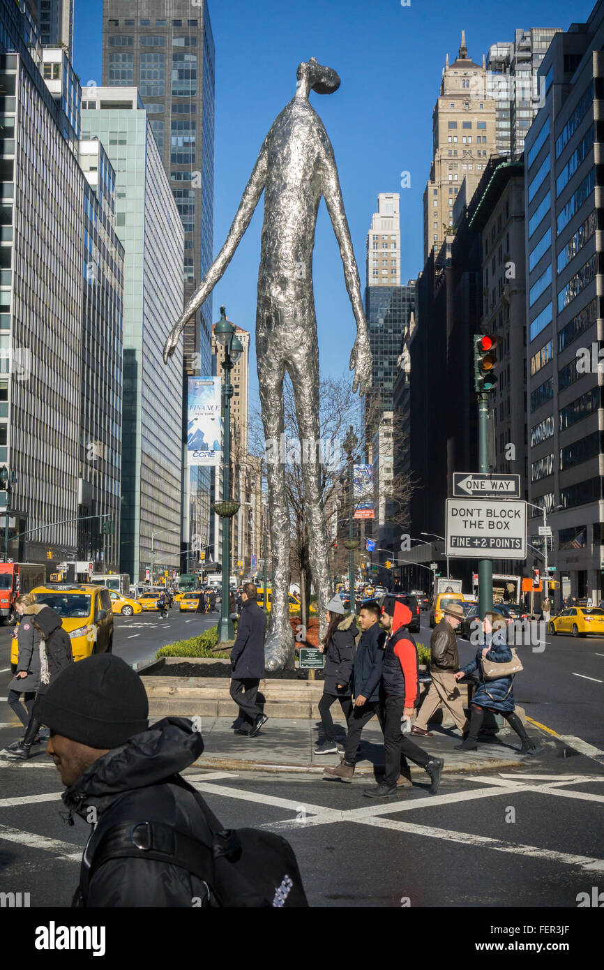 'Ricerca', 2015 dall'artista Tom Friedman è visto visualizzati sul Park Avenue mediane in New York il Venerdì, 5 febbraio 2016. Il 33,3 piedi di altezza scultura è fatta di acciaio inossidabile colati con la fusione a cera persa tecnica da stampi creati con oggetti domestici compresi schiacciato una lamina di alluminio. Essa rimarrà a vista fino a giugno. Il Fondo per Park Avenue e la NYC Parchi e Ricreazione Dept. presentano arte pubblica sul mediane fin dal 1969. (© Richard B. Levine) Foto Stock