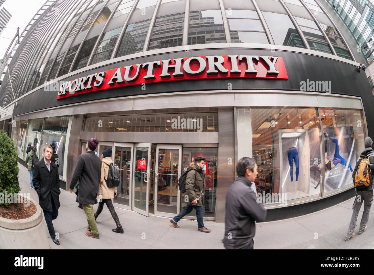 Un autorità sportive store a New York il giovedì, 4 febbraio 2016. La catena è segnalato per essere la preparazione di file per capitolo 11 fallimento di protezione in previsione di un pagamento del debito dovuto in dieci giorni. La catena può anche chiudere 200 dei suoi negozi. (© Richard B. Levine) Foto Stock