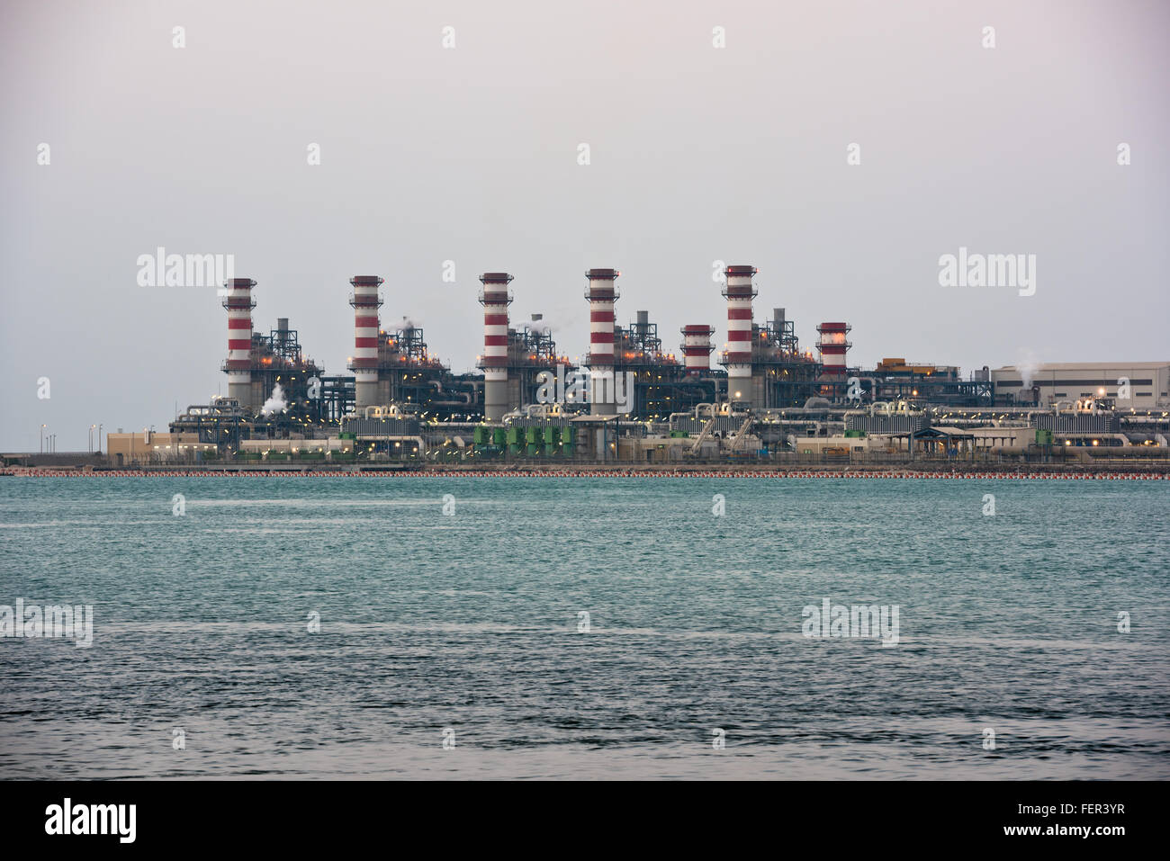 Raffinazione Petrolchimica industria chimica del carburante di distillazione industriale di benzina Foto Stock
