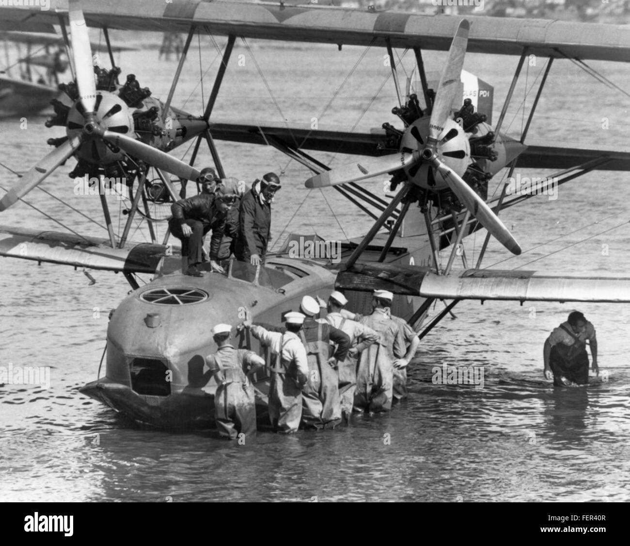 Il Douglas PD-1, un biplano dei primi anni '1930, è mostrato in questa immagine con l'attore e aviatore Will Rogers alla NAS di San Diego. Il PD-1 era noto per il suo design e il suo ruolo nella storia dei primi viaggi aerei. Foto Stock