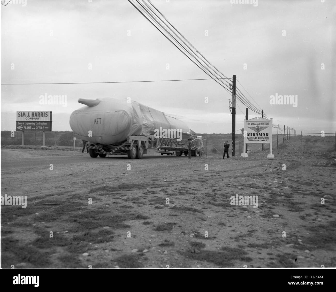 Questa immagine mostra il missile Atlas 109D trasferito a Miramar, illustrando un momento chiave nel trasporto di missili e nella logistica militare durante l'era della Guerra fredda. Foto Stock