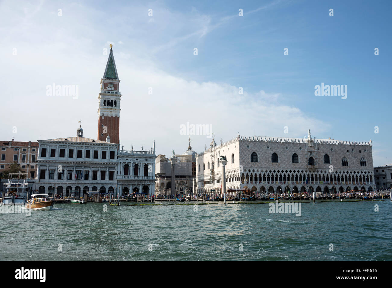 Sulla Riva degli Schiavoni che corre lungo la riva della laguna veneta a Venezia, Italia, è l'alto campanile, Campanile di Foto Stock