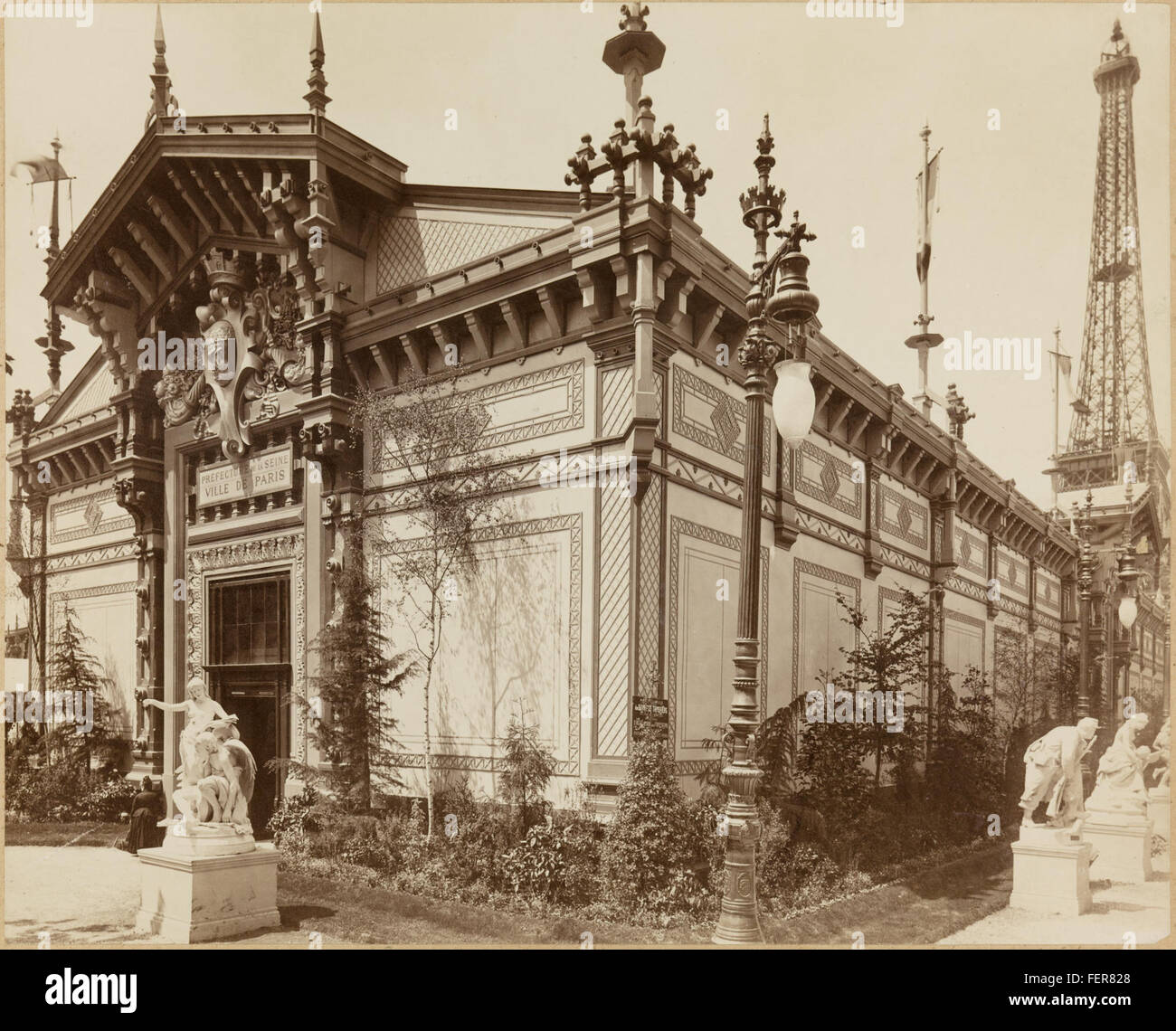 La Prefettura della Senna a Parigi, in Francia, durante l'esposizione Mondiale, che mostra lo splendore architettonico e il significato culturale della regione durante l'evento. Foto Stock