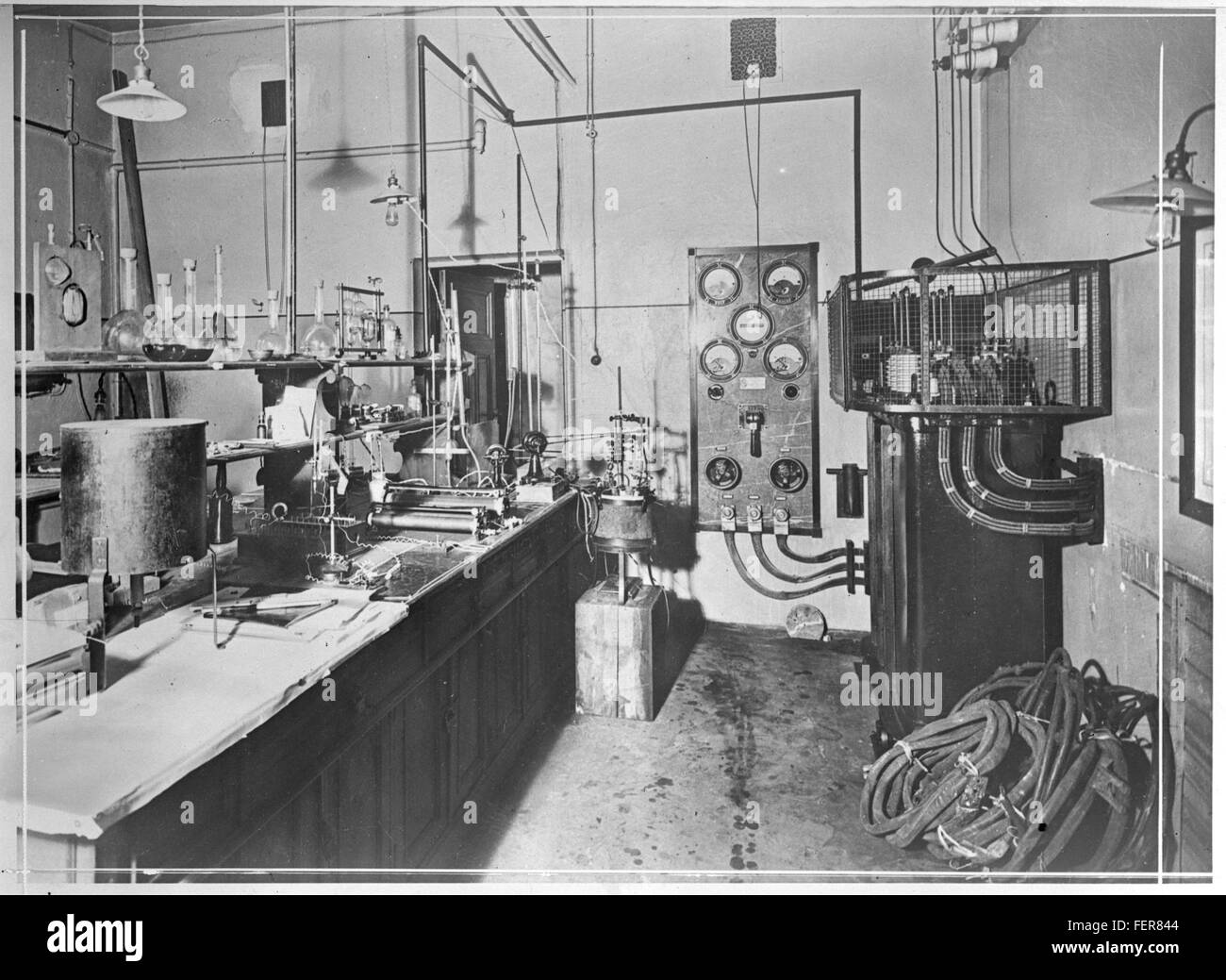 Il laboratorio di ingegneria elettrica è dotato di strumenti avanzati per lo studio di circuiti, sistemi e componenti elettrici. Viene utilizzato per la ricerca, i test e l'istruzione nel campo dell'ingegneria elettrica, supportando sia l'apprendimento teorico che pratico per studenti e professionisti. Foto Stock