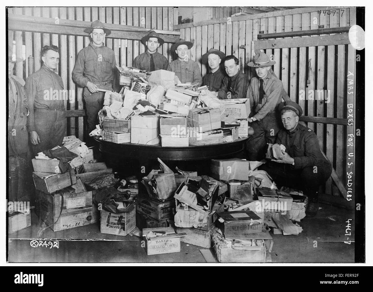 Una fotografia che mostra scatole di regali di Natale preparate per i soldati statunitensi, simboleggiando lo spirito natalizio e il sostegno ai militari durante la guerra. Foto Stock