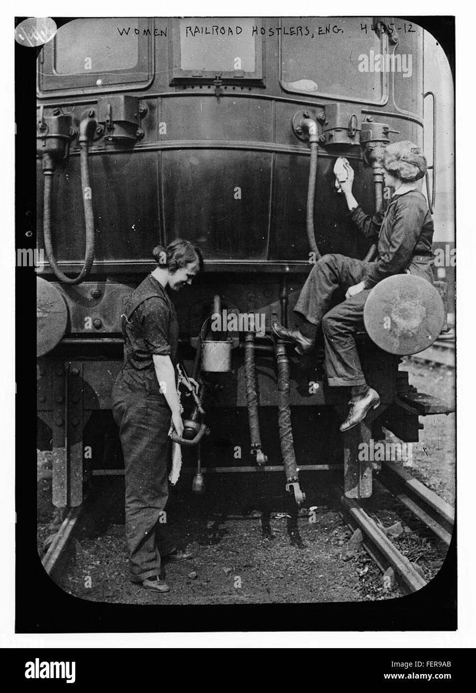 Fotografia di donne che ospitano le ferrovie in Inghilterra. Queste donne erano responsabili dell'assistenza per il funzionamento e la manutenzione delle locomotive, assicurando che i treni fossero pronti per la partenza. Gli host erano in genere incaricati di compiti come la preparazione dei motori, l'accoppiamento con le auto e la gestione dei controlli di sicurezza delle attrezzature ferroviarie. Foto Stock