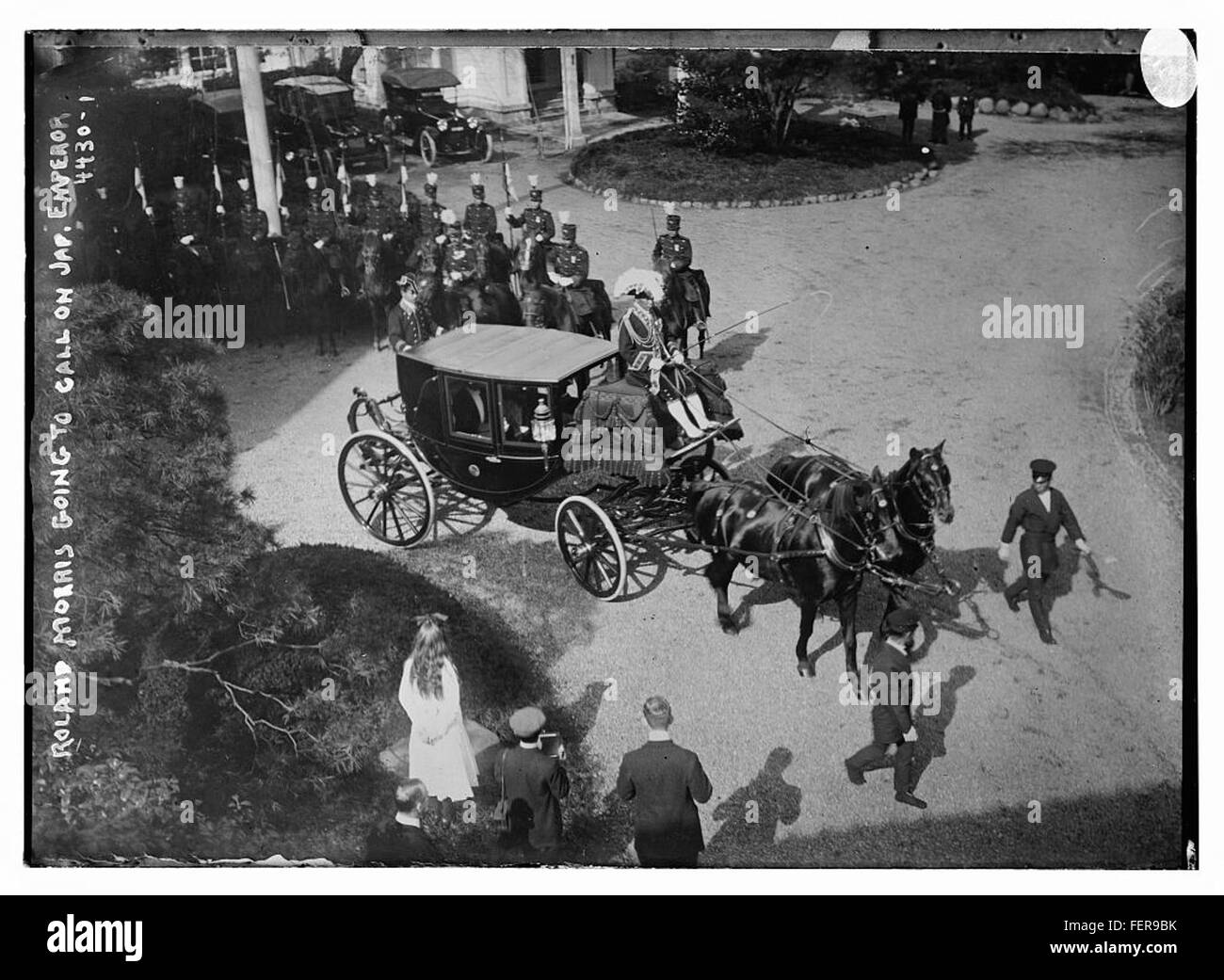 Roland Morris, probabilmente una figura diplomatica, è visto in questa immagine che si prepara a visitare l'imperatore giapponese. Il contesto suggerisce una visita ufficiale o una missione diplomatica, evidenziando le relazioni internazionali tra il Giappone e l'individuo o la nazione che rappresenta. Foto Stock