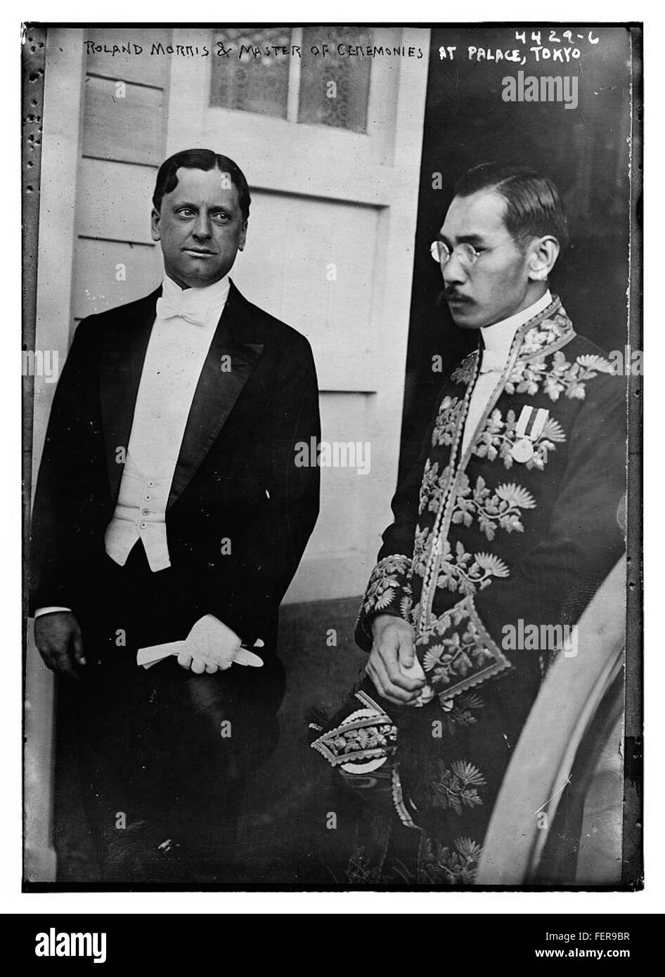 Una fotografia storica di Roland Morris con il Maestro delle cerimonie in un palazzo di Tokyo, che cattura un momento significativo nella storia culturale. L'evento riflette le tradizioni cerimoniali e le relazioni diplomatiche tra Oriente e Occidente. Foto Stock