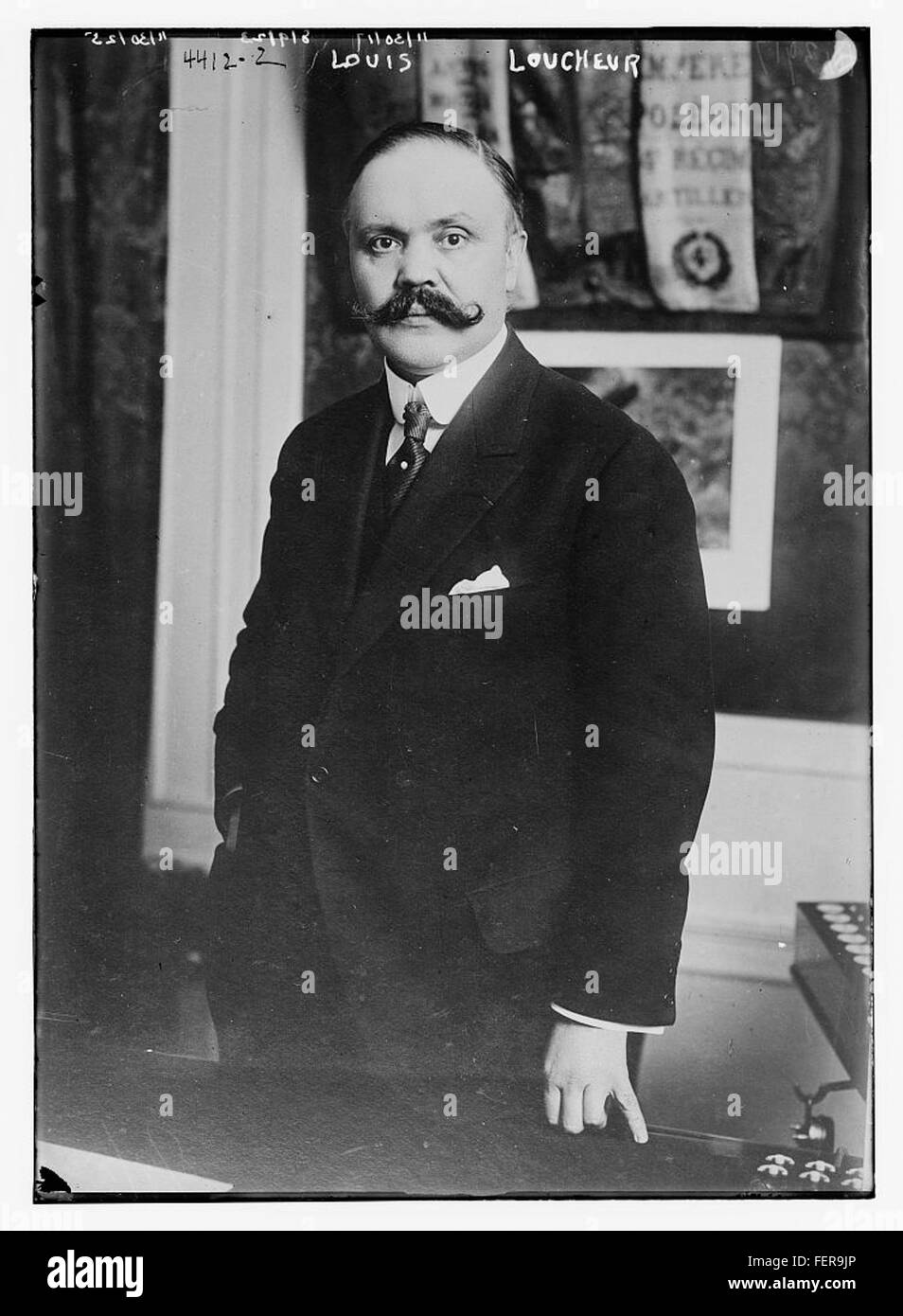 Louis Loucheur, una figura di spicco nella politica e nell'industria francese, noto per il suo ruolo nello sviluppo delle politiche economiche e industriali francesi durante l'inizio del XX secolo. Foto Stock