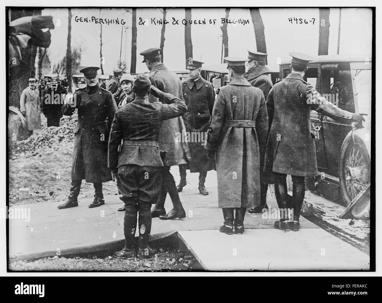 Il generale John J. Pershing, accompagnato dal re e dalla regina del Belgio, durante un incontro storico. L'immagine riflette un significativo incontro diplomatico tra leader americani e belgi durante la prima guerra mondiale, mostrando la loro cooperazione e il rispetto reciproco. Foto Stock
