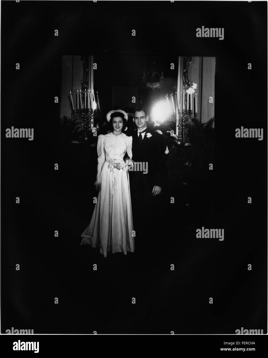 Una fotografia scattata l'8 febbraio 1941, della famiglia Johnson, che cattura un momento storico della loro vita durante i primi anni '1940 L'immagine riflette la vita familiare e l'atmosfera sociale di quell'epoca. Foto Stock