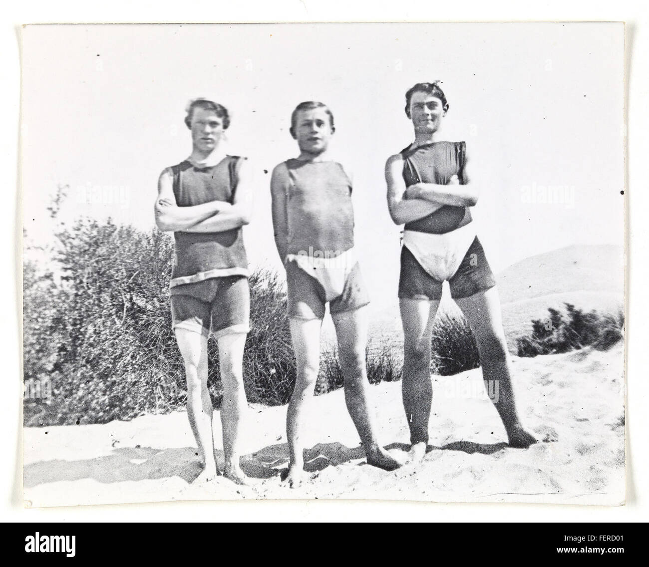 Il New Town Harriers Club, un'organizzazione atletica, è raffigurato a Bellerive, con i membri Percy Cavanagh, S. Harvey e C. J. Allen. Il club era attivo nella promozione di atletica dilettante e di eventi sportivi, giocando un ruolo significativo nella scena sportiva locale durante il suo periodo. Foto Stock