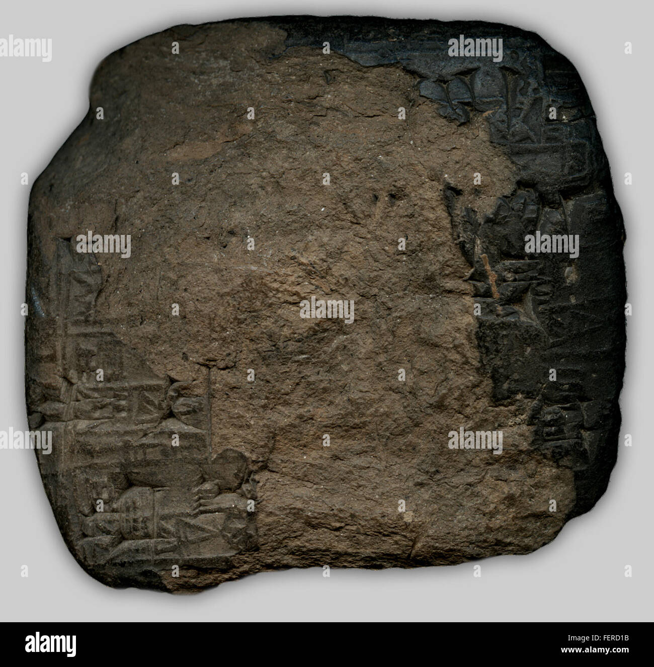 Il lato dritto della tavoletta cuneiforme B, un antico manufatto, mostra la scrittura sumerica o accadica. Il cuneiforme fu uno dei primi sistemi di scrittura usati in Mesopotamia, e questa tavoletta fornisce preziose informazioni sulle civiltà antiche e sulle loro pratiche di registrazione. Foto Stock