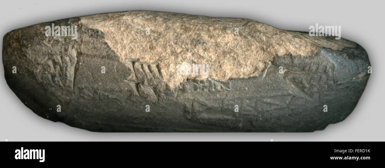 La tavoletta cuneiforme B, con iscrizioni sul bordo inferiore, è un antico manufatto usato per scrivere nelle lingue sumeriche e accadiche. Queste tavolette erano fondamentali per la registrazione e la comunicazione in Mesopotamia. Foto Stock